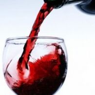 şarap bir bardağa dökülür