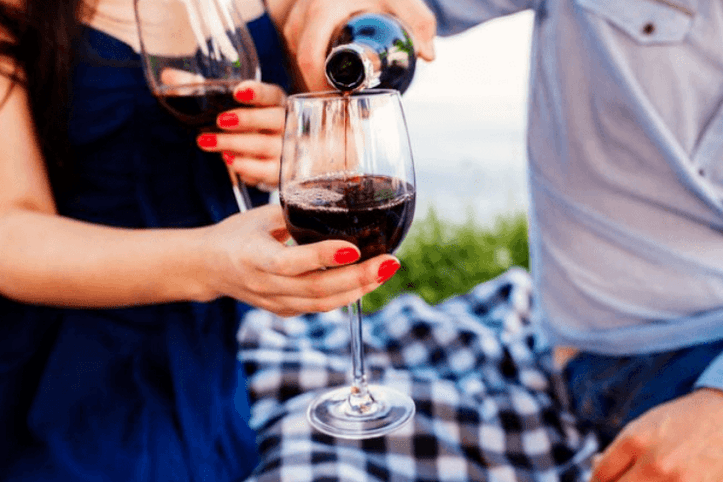 Şarap, seksten önce keyifli bir akşam için en iyi alkollü içecektir. 
