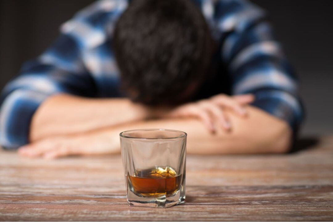 uyuşukluk, alkolden aniden çekilmenin bir sonucu olabilir